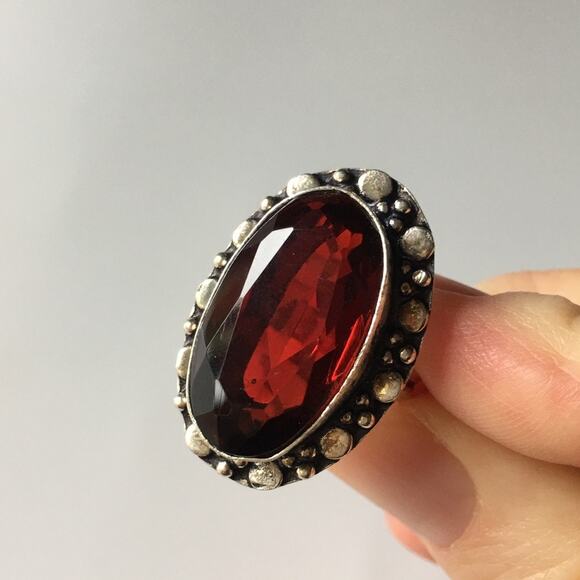 Stamped 925 faux garnet ring, bold and beautiful cocktail ring, size 8 - Picture 12 of 14
